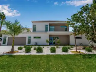 Stylish Florida Living Minutes from Siesta Key