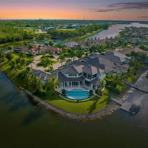 EXCLUSIVE ESTATE PROPERTY IN MIROMAR LAKES