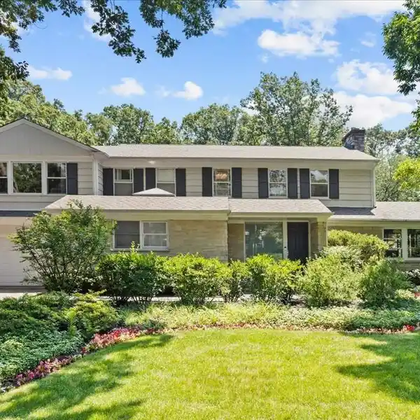 SUNLIT COLONIAL IN A PRIME BRAESIDE LOCATION