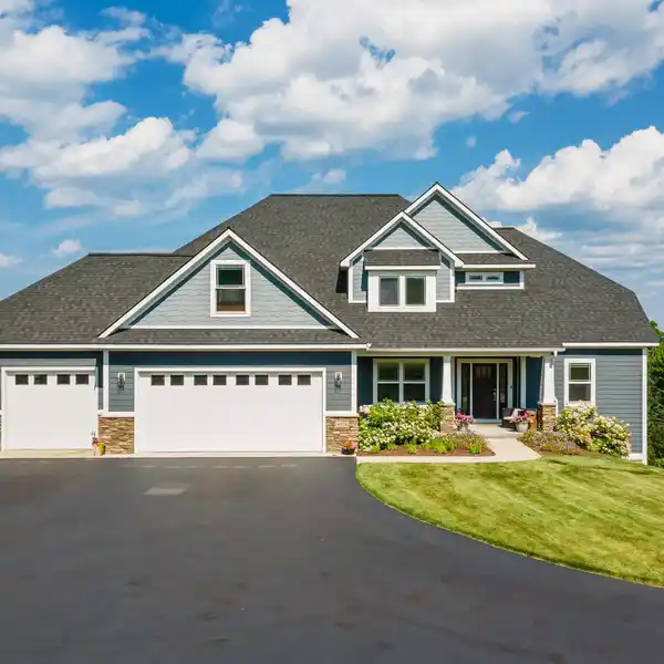HIGH-END RESIDENCE IN PRESTIGIOUS GRAYHAWK