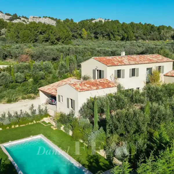 BRIGHT MODERN HOME WITH HEATED POOL