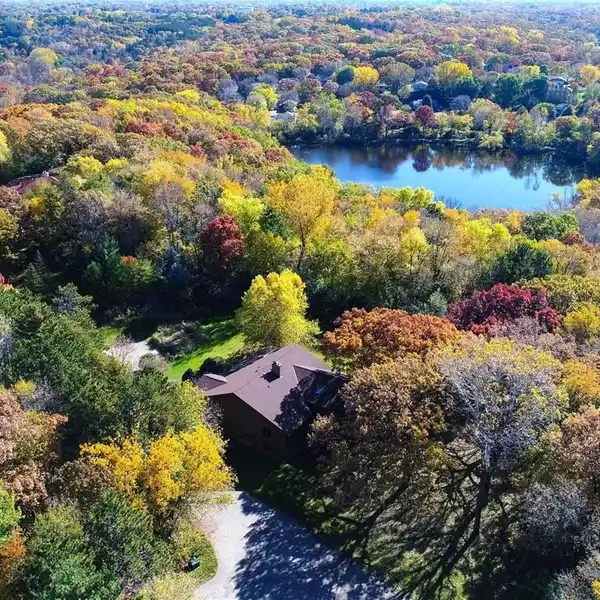 WHERE COUNTRY QUIET MEETS CITY CONVENIENCE