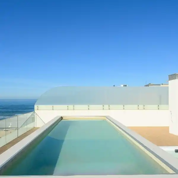 PENTHOUSE WITH GENEROUS GLAZED OPENINGS