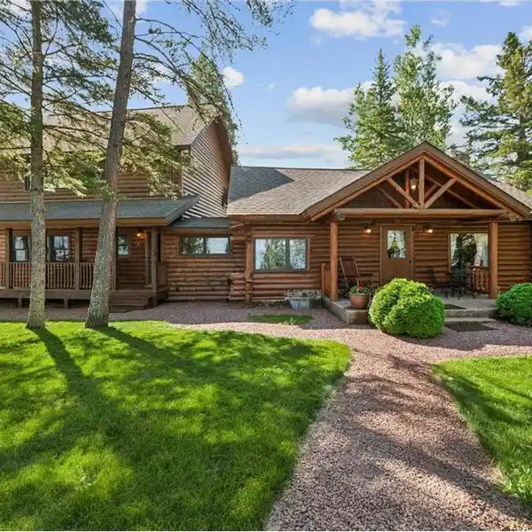 STUNNING SWEDISH LOG HOME ON LAKEFRONT