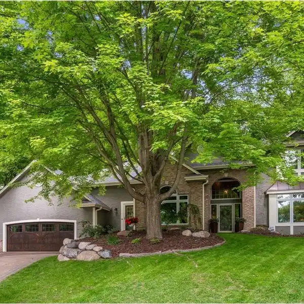 SOPHISTICATED COMFORT IN A VIBRANT COMMUNITY