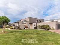 CASA DISEÑADA POR UN ARQUITECTO EN LA CUENCA DEL POTÁSICO