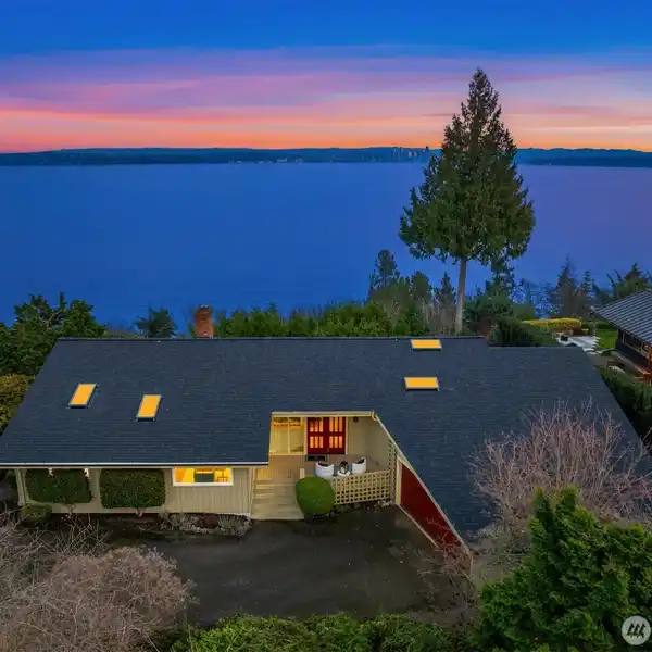 MID-CENTURY RETREAT WITH BREATHTAKING VIEWS