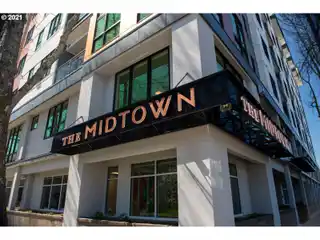 Luxury Corner Unit with Stunning Coburg Views