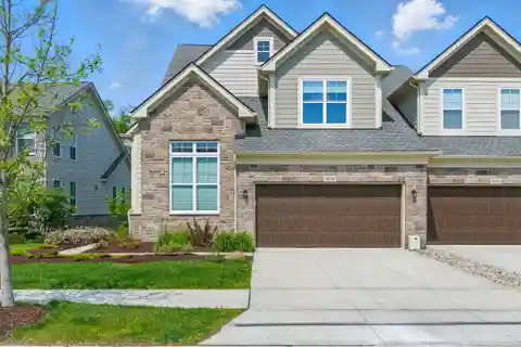 Stunning End-unit Townhome in North Oaks