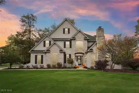 Elegant Comfort in a Smart Home Retreat