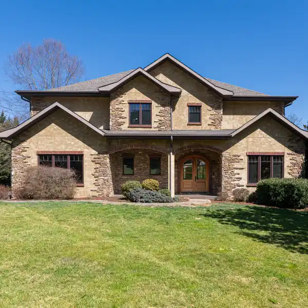 CUSTOM HOME FULL OF SPECTACULAR FINISHES