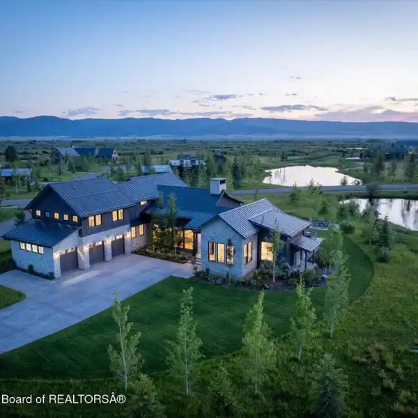 LUXURIOUS MOUNTAIN MODERN HOME IN TRIBUTARY