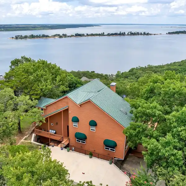 HILLTOP RETREAT WITH PANORAMIC LAKE VIEWS