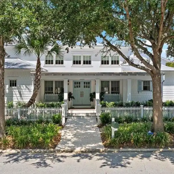 PARADISE IN IDYLLIC BEACHSIDE ENCLAVE