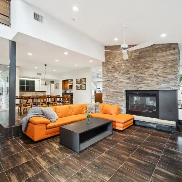 WEST UNIVERSITY CONTEMPORARY STYLE HOME