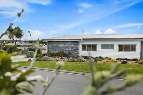 Elegant Waimauku Retreat with Panoramic Views
