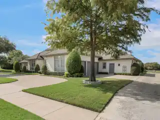 Stunning Plano Home with Vaulted Ceilings and Chef’s Kitchen
