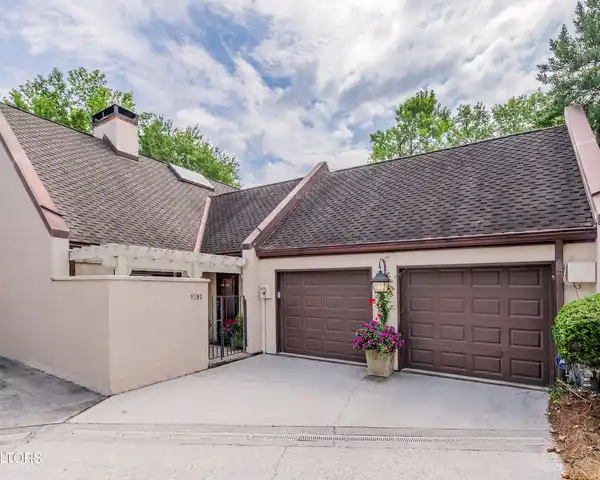 SPACIOUS UPDATED CONDO IN THE WESTLANDS