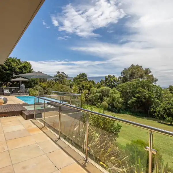 CONTEMPORARY HOME WITH ENDLESS PANORAMIC VIEWS