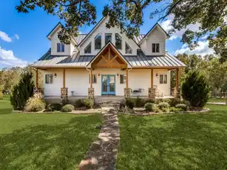 Lakefront Retreat with Expansive Scenic Views