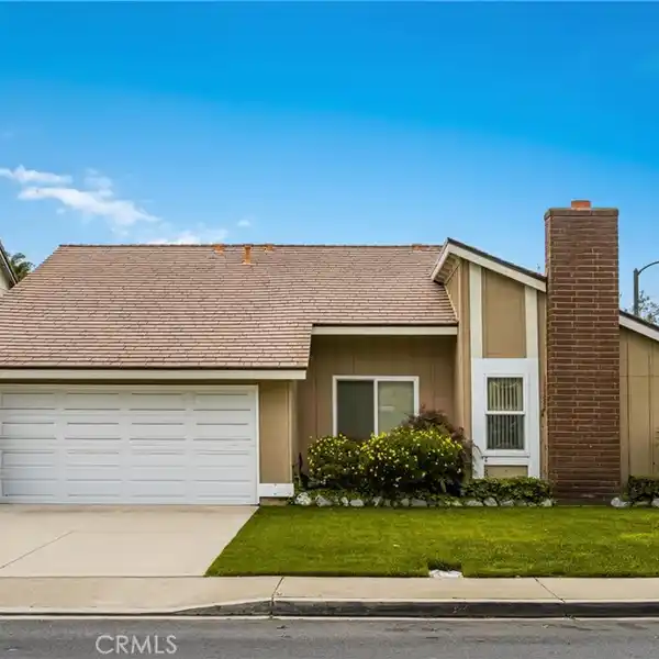 CHARMING SINGLE-STORY HOME IN DEERFIELD