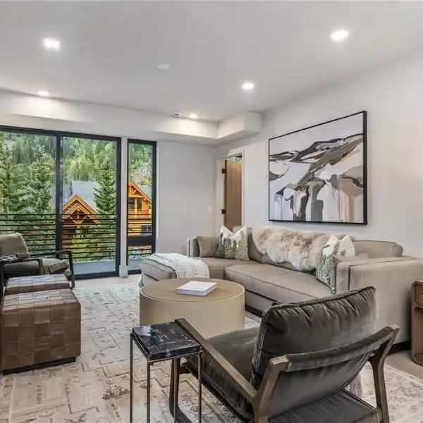 STYLISH MOUNTAIN FLATS STEPS FROM MAIN STREET