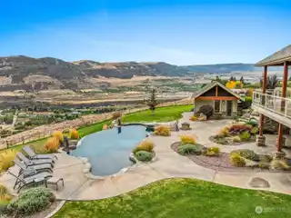 Gorgeous Custom Built Home Overlooking the Columbia River