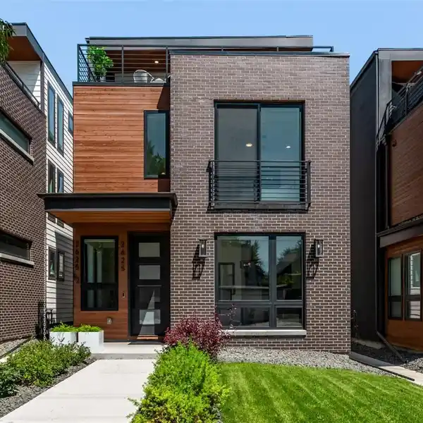 STUNNING CONTEMPORARY DETACHED SINGLE-FAMILY HOME