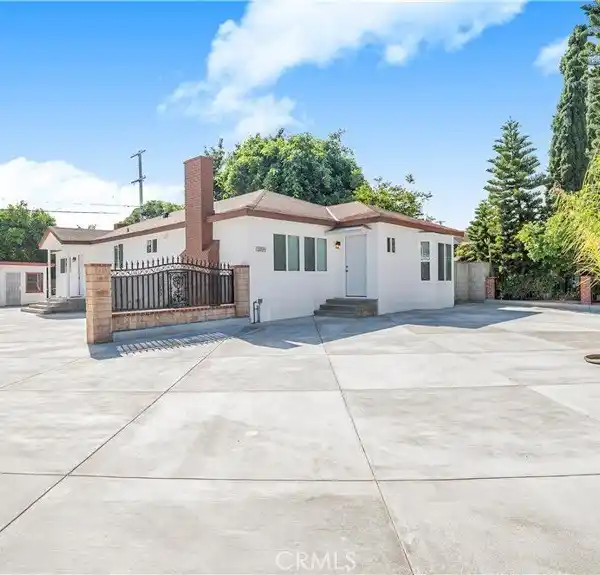 MODERN RESIDENCE WITH HEALTHCARE FACILITY POTENTIAL