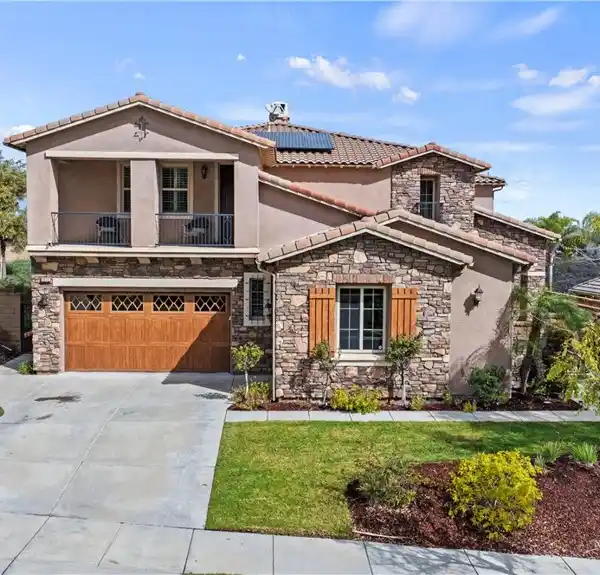 EXTRAORDINARY RESIDENCE WITHIN PRESTIGIOUS GUARD-GATED COMMUNITY