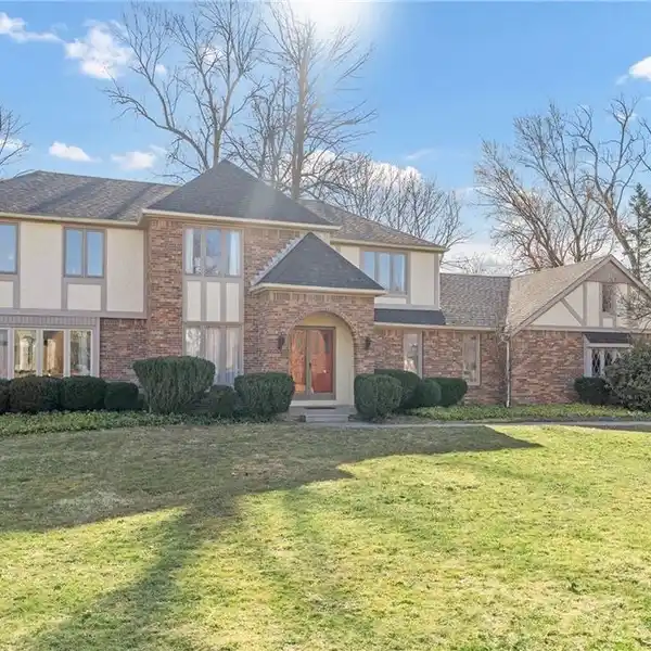 BEAUTIFUL COLONIAL HOME