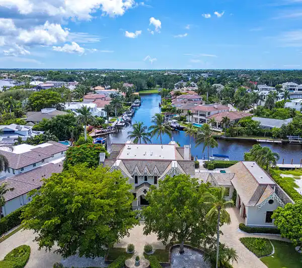 HISTORIC BEAUTY WITH COASTAL ELEGANCE IN AQUALANE SHORES