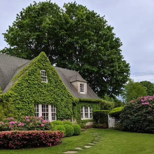 LOVELY COTTAGE STYLE HOME FOR RENT IN SOUTHAMPTON VILLAGE