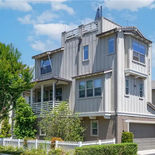 IMPECCABLY DESIGNED RESIDENCE