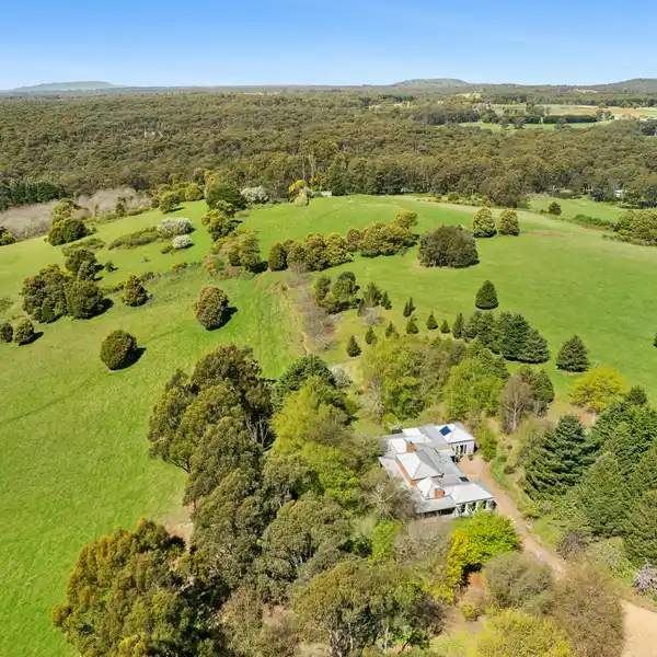 COUNTRY LIVING SET AGAINST A BREATHTAKING BACKDROP