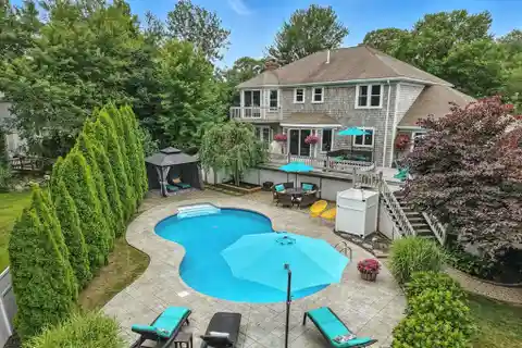 Idyllic Shingle-Style Colonial in Old Rexhame