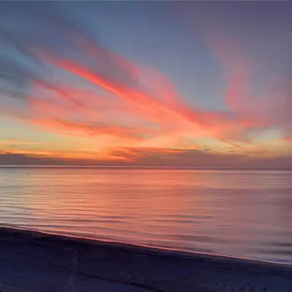 TASTEFULLY UPDATED CONDO IN THE ULTIMAR