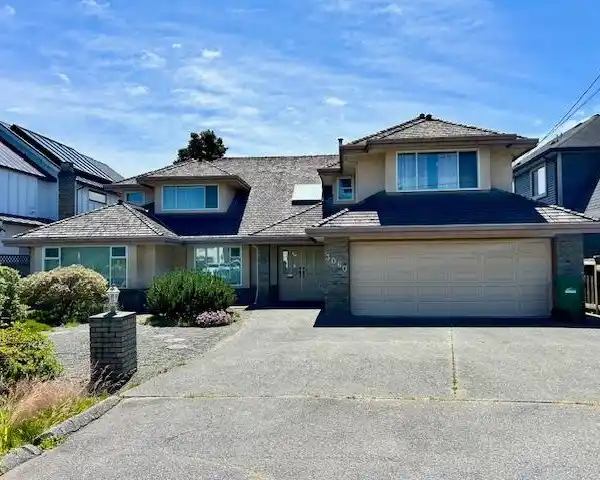 OVERSIZED HOME STEPS FROM GARRY POINT PARK