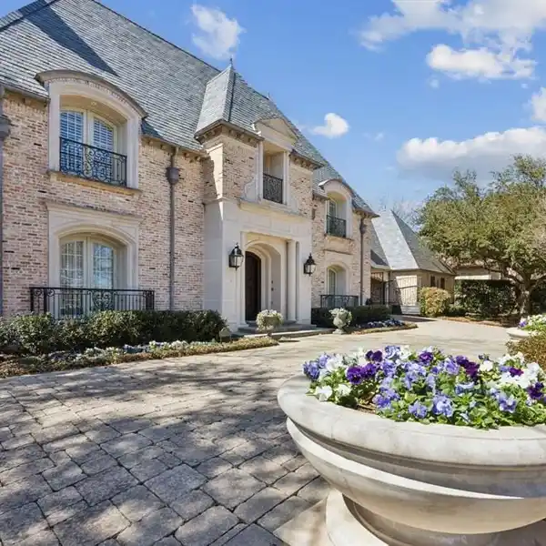 EXTRAORDINARY ESTATE IN AN EXCLUSIVE ENCLAVE