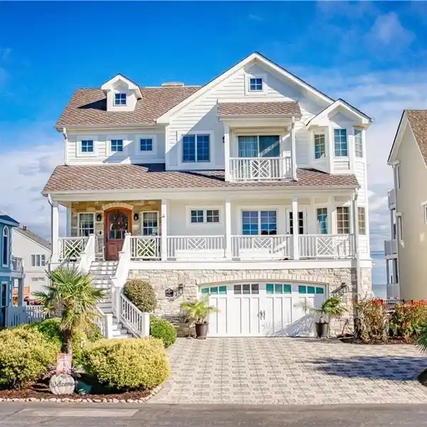 BEAUTIFULLY RENOVATED HOME IN THE POINTE AT SALT PONDS