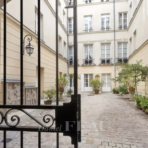 SPACIOUS SPLIT-LEVEL APARTMENT WITH MODERN COMFORTS