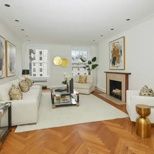 EXPANSIVE NINE-ROOM RESIDENCE WITH ENDLESS POSSIBILITIES