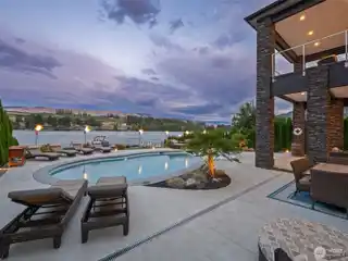 Luxurious No-Bank Columbia River Retreat