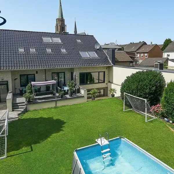 BEAUTIFUL AND COMPLETELY RENOVATED DETACHED HOUSE