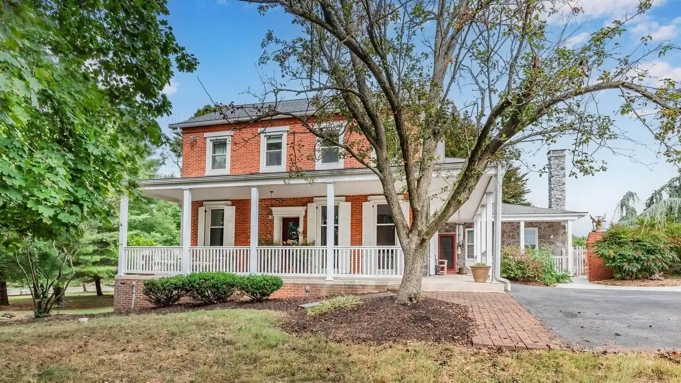 Charming Early Colonial Farmhouse with Modern Amenities
