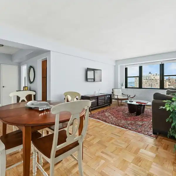 BRIGHT RENOVATED RESIDENCE IN SCHWAB HOUSE