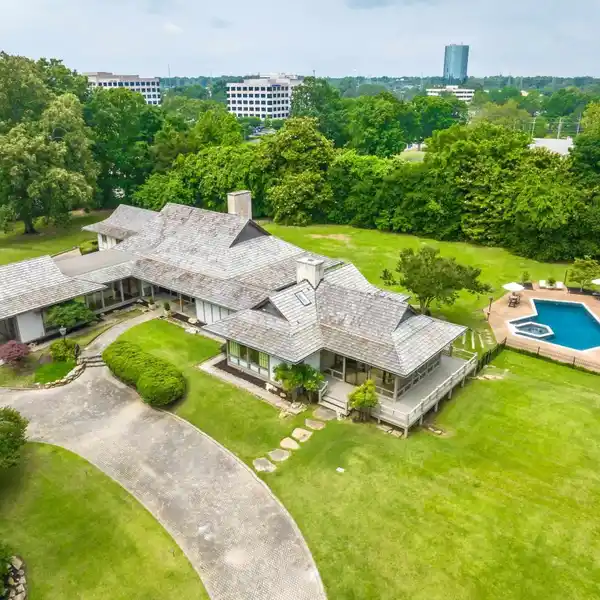 ICONIC ESTATE ON 4.3 ACRES