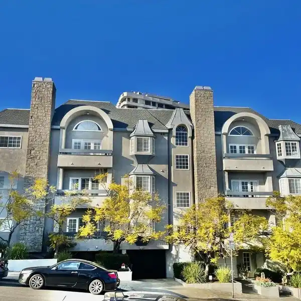 SPACIOUS TOWNHOUSE IN A PRIME WESTWOOD LOCATION