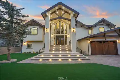 Luxurious Modern Lakefront Home