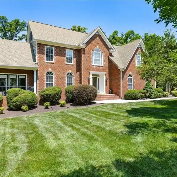 MOVE-IN READY HOME IN KINGS FARM
